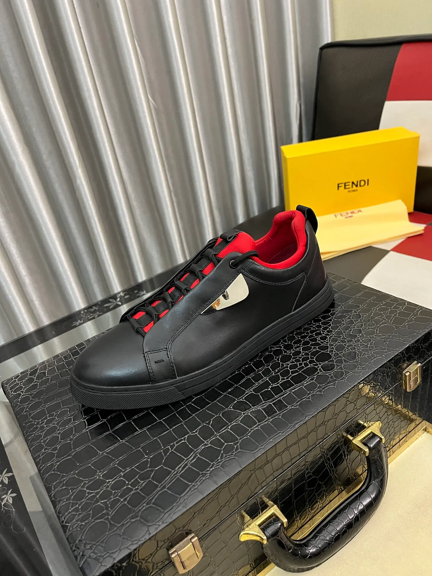 Men's Men's Shoes 💰: 420⌚️⌚️[Fendi] Fendi's latest high-top casual shoes for men! Available at counters simultaneously! A one-to-one replica of the original. The surface is made of imported high-tech waterproof mesh, the interior is made of first-layer water-dyed cowhide, and the original factory-supplied rubber outsole is used. Leading new fashion concepts. Matching code: 38-442️⃣Colors available